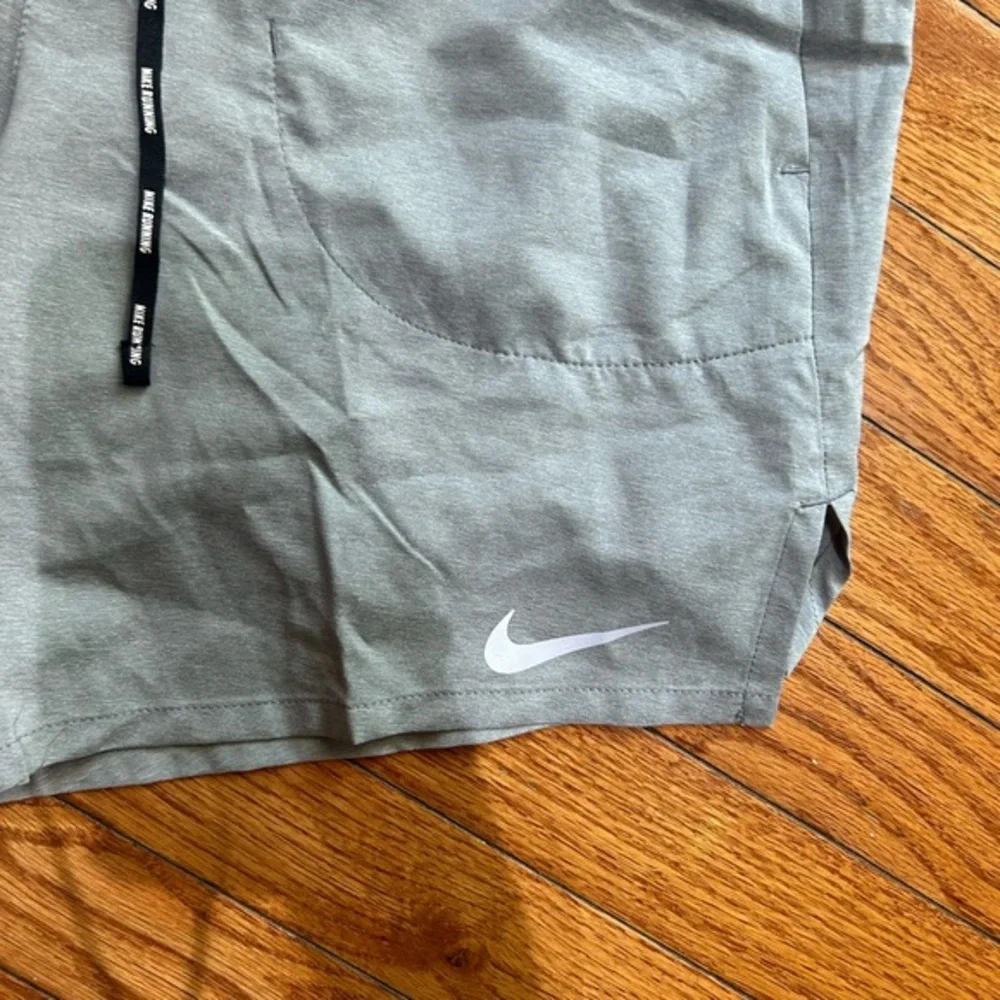 Nike men’s running shorts drifit gray lined pockets size small NWT‎